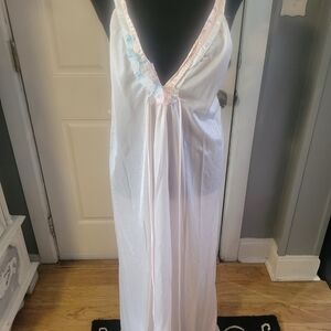Chic White Chemise with Pink. Vintage and georgous. Includes matching robe
